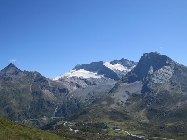 Blick über die Simplonpassstrasse zum Wasenhorn, Monte Leone mit Chaltwassergletscher und Hübschhorn