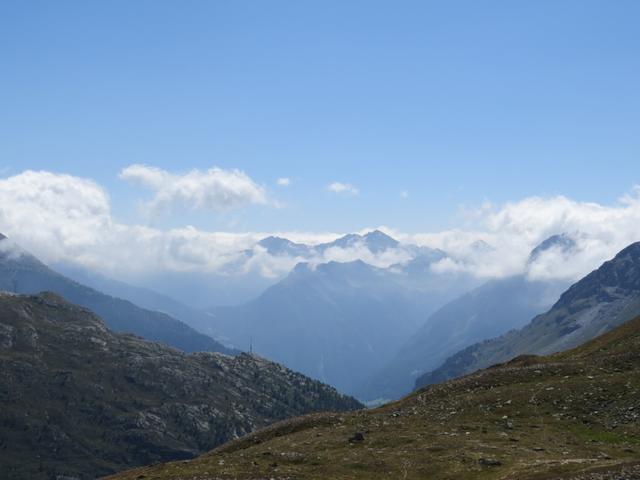 Blick über die Simplonpassstrasse ins Val Divedro (Domodossola)