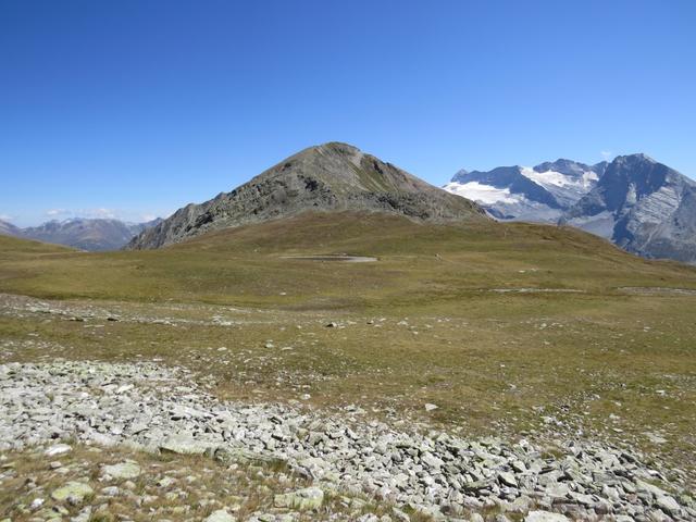 rechts von uns taucht der Undre Rossusee auf...