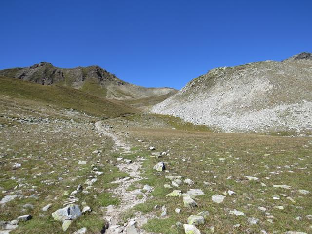 der Wanderweg zieht nun über ein sehr schönes und einsames Hochtal, Richtung Üsseri Nanzlicke