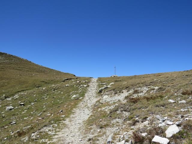 als wir die Üsseri Nanzlicke 2602 m.ü.M. erreichen, empfängt uns ein unglaublich starker Wind