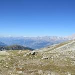 wir schauen tief hinunter in das einsame Nanztal. Rechts im Bild das Bietschhorn