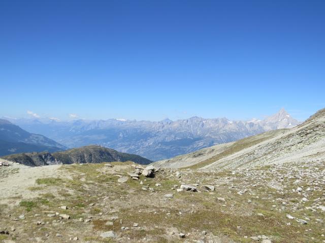 wir schauen tief hinunter in das einsame Nanztal. Rechts im Bild das Bietschhorn