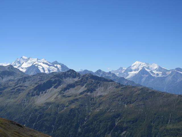 links die Mischabelgruppe mit Balfrin, Dom und seine Trabanten. Rechts die Weisshorngruppe