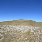 über feines Geröll und Gras, erreichen wir trotz dem brutalem Wind, aber sonst problemlos und ohne Schwierigkeiten...