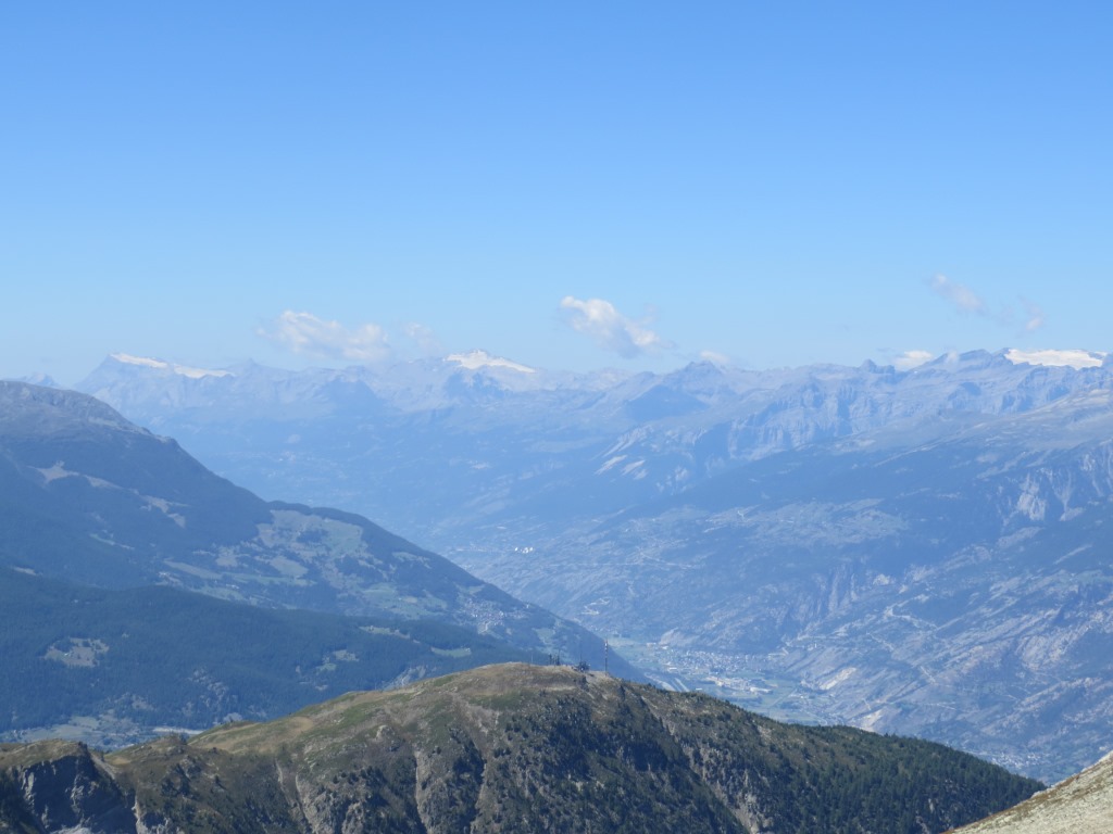 Blick ins Rhonetal und und zu den Gletscher von Les Diablerets, Wildhorn und Wildstrubel