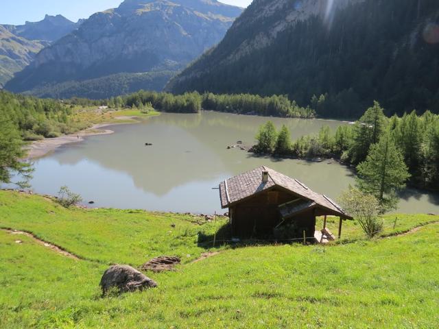 links von uns der Lac de Derborence. Wegen den starken Gewitter ist viel Sediment in den See geflossen