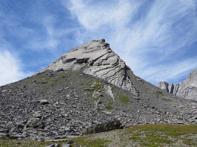 Blick zur Tita Naire. Der Gipfel ist nicht Fels, sondern aufgestelltes, schiefriges Gestein und Platten