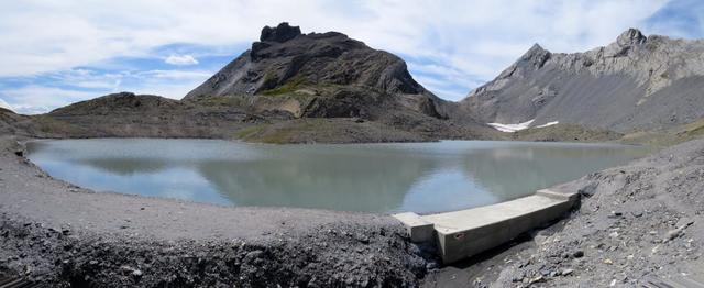 schönes Breitbildfoto vom Lac de La Forcla. Gut ersichtlich neben dem Dent de Chamosentse der Col de la Forcla