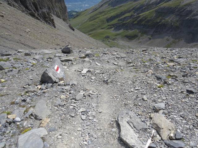 jenseits des Passes steigen wir auf direktem Weg, über einen Zickzackpfad,...