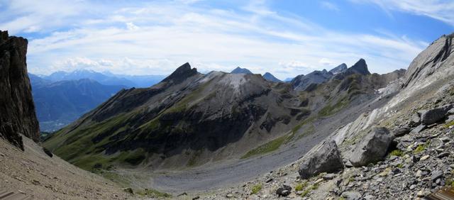 sehr schönes Breitbildfoto. Rechts der Grand und Petit Muveran. In dieser Richtung geht es weiter