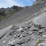 ...durchquert der Wanderweg den steilen, gerölligen und rutschigen Berghang von Les Outannes