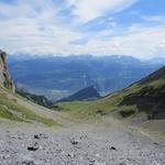 Blick vom Schotterhang hinunter ins Rhonetal