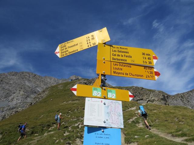 Wegweiser auf dem schmalen Sattel