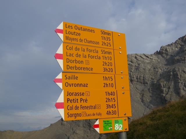 Wegweiser bei der Cabane Rambert 2582 m.ü.M. Das Mittagessen werden wir auf dem Col de Fenestral einnehmen