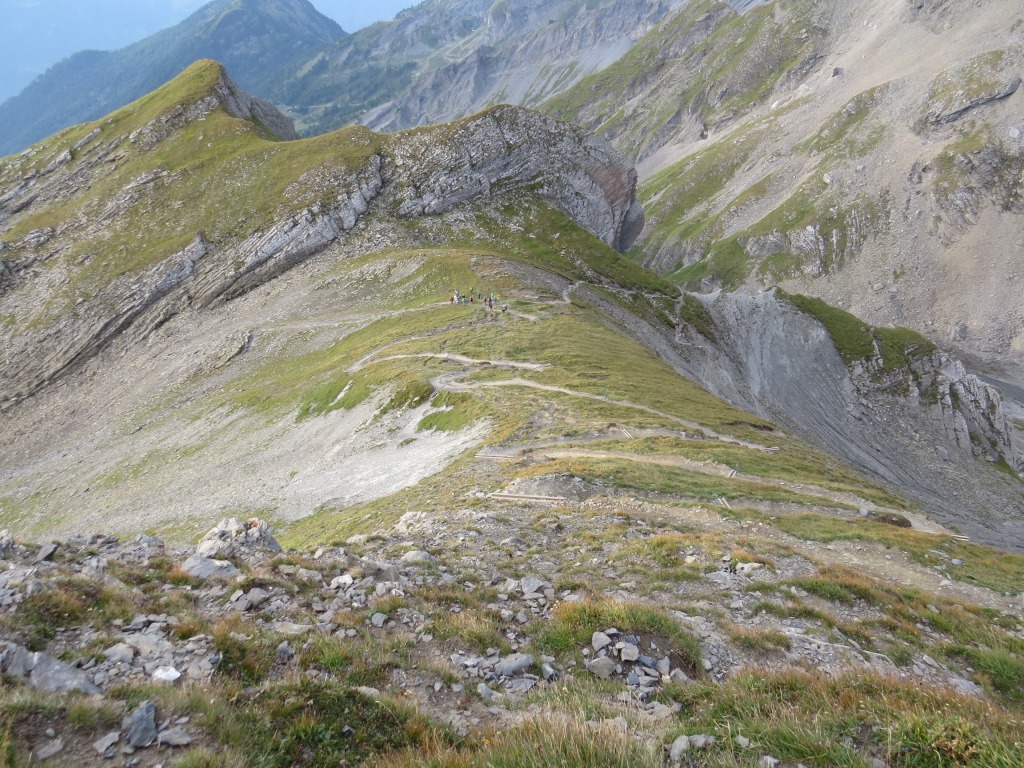 über den perfekt angelegten Zickzackweg, den Petit Muveran haben wir dabei stets im Blick, verlassen wir die Cabane Rambert