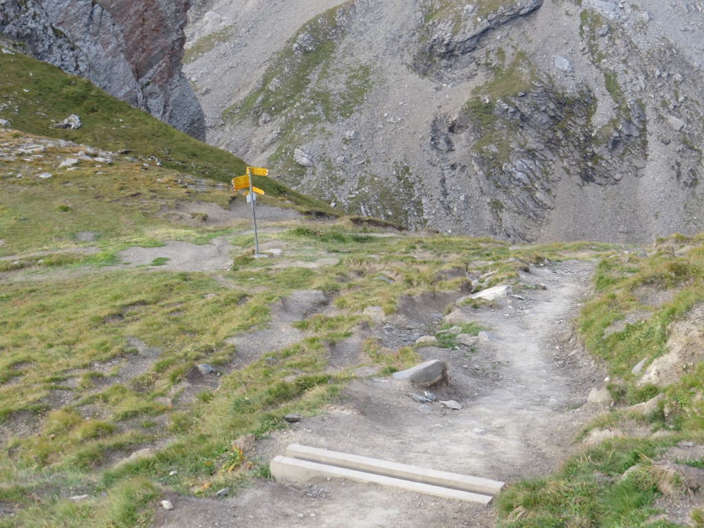 wir steigen bis zum schmalen Sattel ca. 2500 m.ü.M. ab. Am Vortag sind wir über Gouilles Rouges, hier hinauf gewandert