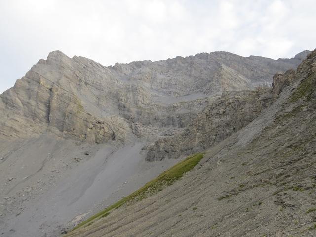 ...in den riesigen und imposanten Kessel zwischen Grand- und Petit Muveran ab