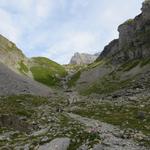 Blick zurück in den riesigen und imposanten Kessel zwischen Grand- und Petit Muveran