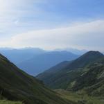 während dem Abstieg geniessen wir die Aussicht in die Walliser Berge und zum Mont Blanc