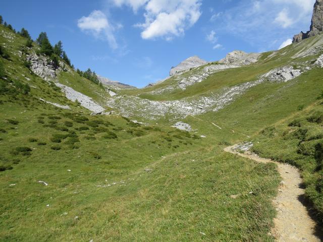 ...führt nun westwärts und leicht aufwärts