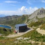 sehr schönes Breitbildfoto mit Blick auf die andere Seite, und auf die nur ein paar Meter tiefer liegende Cabane du Fenestral