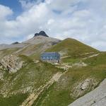 Blick zurück zur Cabane du Fenestral. Rechts gelegen der Col de Fenestral