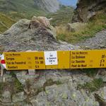 Wegweiser auf dem Col du Demècre und bei der Cabane du Demècre 2361 m.ü.M.