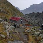 wirklich direkt hinter der letzten Kuppe, duckt sich dahinter die längliche Cabane du Demècre in eine Mulde