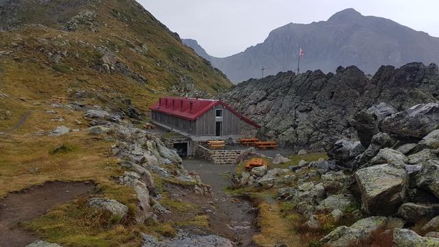 wirklich direkt hinter der letzten Kuppe, duckt sich dahinter die längliche Cabane du Demècre in eine Mulde