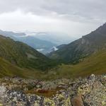 trotz den Regenwolken die aufziehen, reicht die Sicht vom Col du Demècre zu den Dents du Midi und zum Genfersee