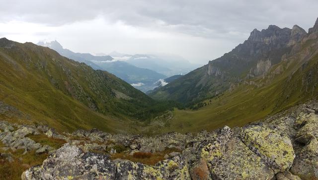 trotz den Regenwolken die aufziehen, reicht die Sicht vom Col du Demècre zu den Dents du Midi und zum Genfersee