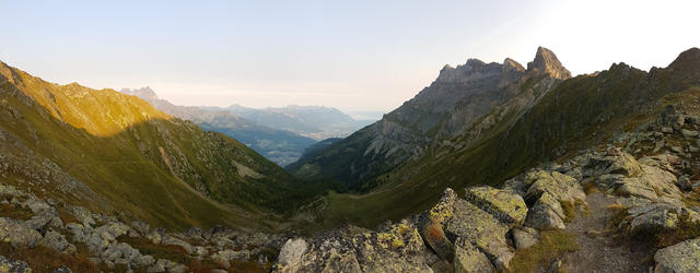 super schönes Breitbildfoto, mit Blick zu den Dents du Midi, Genfersee und zur Südwestflanke der Dents de Morcles