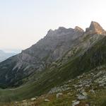 während dem wandern bestaunen wir die senkrechte Wand des Dents de Morcles