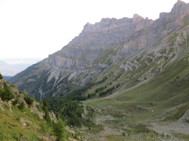 bei Punkt 2241 m.ü.M. macht der Wanderweg einen starken Knicks nach rechts...