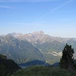 die Aussicht wird immer gewaltiger. In der Bildmitte der Dents du Midi