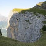 wunderschön schon an der Sonne liegend, die balkonartige grüne Wiese von Bellacrête bei Punkt 2209 m.ü.M.