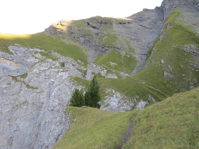 nur auf diesen kleinen Aussichtspunkte kann das Panorama genossen werden. Ansonsten muss zwingend auf den Pfad geachtet werden