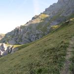 über einen sehr schmalen Bergweg, durchschreiten wir stark geneigte Grasbänder 2247 m.ü.M.