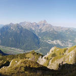 super schönes Breitbildfoto. Links Trient- und Mont Blanc Massiv, das Rhonetal und die Dents du Midi