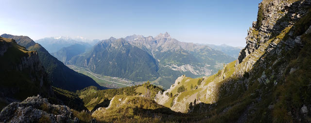 super schönes Breitbildfoto. Links Trient- und Mont Blanc Massiv, das Rhonetal und die Dents du Midi