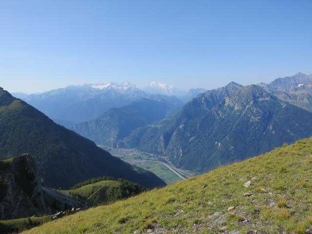 wir haben die balkonartige grüne Wiese bei Punkt 2230 m.ü.M. erreicht, und blicken Rhonetal aufwärts