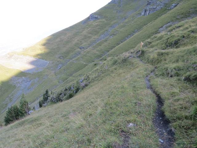 kurz nach dieser traumhaften Aussichtskanzel, erreichen wir eine Weggabelung 2215 m.ü.M.