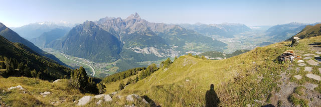 nach den letzten Kurven, stossen wir bei Rionda 2156 m.ü.M. auf einer Terrasse mit einer traumhaften Aussicht!