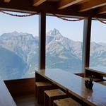 im Aufenthaltsraum der erst kürzlich komplett neu erstellten Cabane. Der Blick zum Dents du Midi ist wunderschön