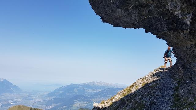 gebückt passieren wir den Durchgang bei Punkt 2363 m.ü.M.