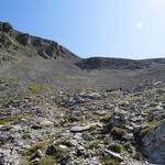 sofort nach dem Durchgang bei Punkt 2363 m.ü.M. öffnet sich die Gegend, und wir blicken hinauf zum Col des Perris Blancs