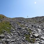 der Bergweg führt uns über einen Steilhang mit Schieferschutt und Geröll, im Zickzack steil aufwärts