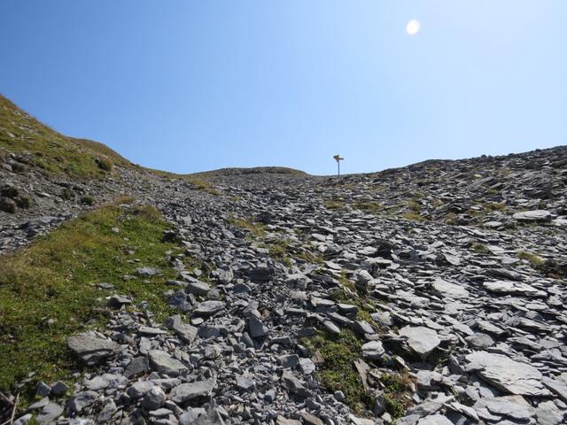 der Bergweg führt uns über einen Steilhang mit Schieferschutt und Geröll, im Zickzack steil aufwärts
