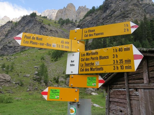 Wegweiser bei der Alphütte bei Nant 1500 m.ü.M.